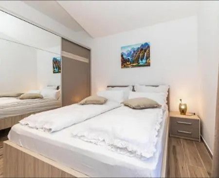 Kornelija Apartment *