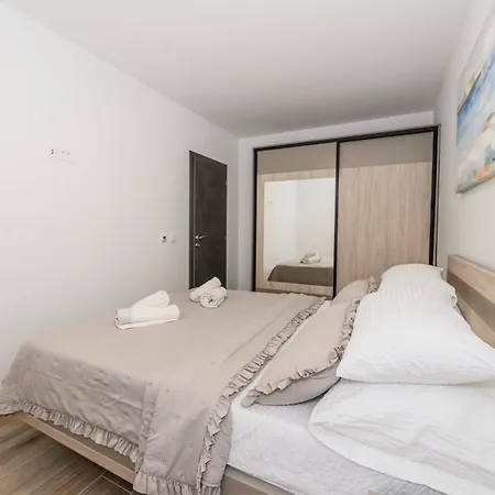 Kornelija Apartment *